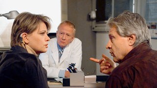 Für Gabi (Andrea Spatzek) kommt die Stunde der Wahrheit: Vor ihrem Arzt (Rainer Goernemann, Mitte) und Andy (Jo Bolling) testet sie zum ersten Mal das künstliche Innenohr.