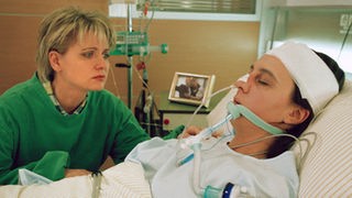 Gabi (Andrea Spatzek, links) macht sich große Sorgen um Ines (Birgitta Weizenegger), die nach ihrem Unfall noch immer im Koma liegt.