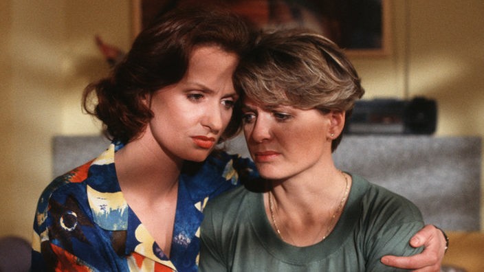 Gabi (Andrea Spatzek, rechts) lässt sich von Anna (Irene Fischer) trösten.
