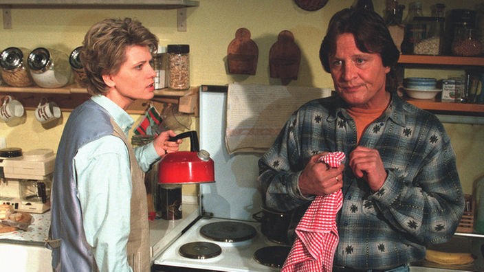 Gabi (Andrea Spatzek) und Andy (Jo Bolling) diskutieren ratlos in der Küche.
