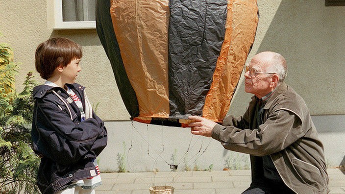 Gesagt, getan: Walter Backhaus (Heinz W. Krückeberg, rechts) hat tatsächlich einen Probeballon für Tom (Johannes Scheit) gebastelt.