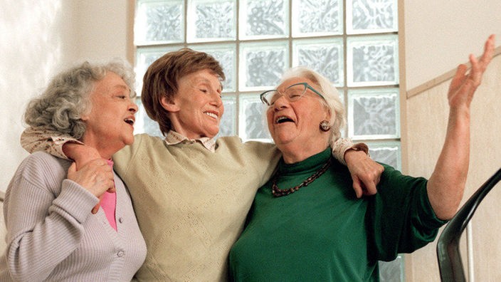 Gesangseinlage im Treppenhaus: Hilde (Giselle Vesco, links), Rosi (Margret van Munster, Mitte) und Frau Birkhahn (Hanna Burgwitz) stimmen ein Lied an.