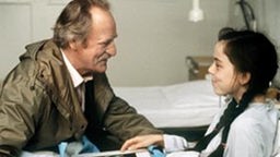 Gottlieb Griese (Fritz Bachschmidt) kann seine kranke Enkelin aufheitern.