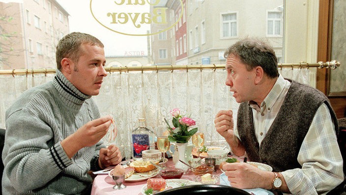 Gute Geschäfte: Olli (Willi Herren, links) macht seinem Kumpanen Olaf (Franz Rampelmann) ein verlockendes Angebot.
