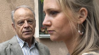 Hajo (Knut Hinz) setzt Lisa (Sontje Peplow) unter Druck: Falls sie den Anschlag nicht gesteht, wird er ihre Schuld an Matthias Steinbrücks Tod öffentlich machen.