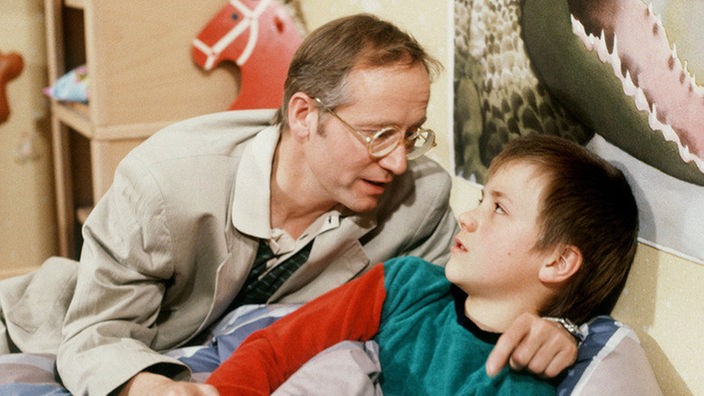 Hans Beimer (Joachim Hermann Luger, links) macht seinem Sohn (Moritz A. Sachs) einen Vorschlag.
