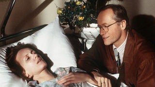 Hans (Joachim Hermann Luger) ist glücklich: Alles wird gut! Anna (Irene Fischer) ist mittlerweile aus dem Koma erwacht.