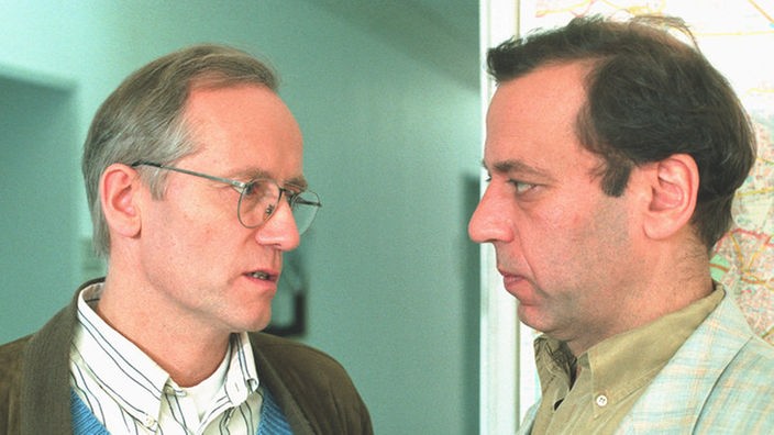 Hans (Joachim Hermann Luger, links) macht Bödefeld (Heinrich Cuipers) verständlich, dass er dessen Machenschaften nicht billigen kann.