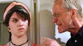 Hans (Joachim Hermann Luger) macht Jack (Cosima Viola) heftige Vorwürfe wegen des niederträchtigen Überfalls auf Dr. Dressler.