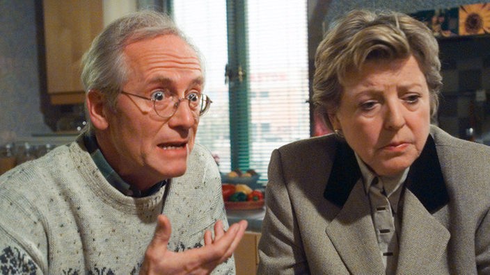 Hans (Joachim Hermann Luger) rückt Helga (Marie-Luise Marjan) den Kopf gerade: Die gemeinsame Altersvorsorge darf nicht angetastet werden