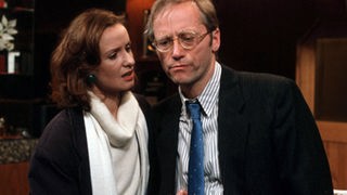 Hans (Joachim Hermann Luger) und Anna (Irene Fischer) sind besorgt wegen Hans' Termin bein Herrn Hütthusen.