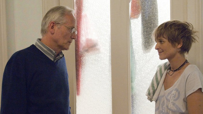 Hans (Joachim Luger) gibt Steffi (Isabell Brenner) wertvolle Tipps für ihr Vorstellungsgespräch mit einem Malermeister.