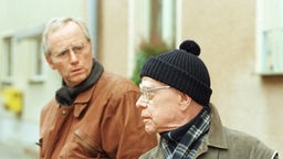 Hans und Walter stehen auf der "Lindenstraße"