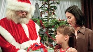 Harry beschenkt als Weihnachtsmann Irina und Urszula