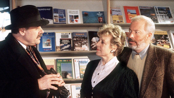 Hausbesitzer Bruck (Herbert Meurer, links) taucht überraschend bei Helga (Marie-Luise Marjan) und Erich (Bill Mockridge) auf.