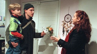 Heiko (Tilmar Kuhn, links) kehrt von seiner Theatertournee zurück - und wundert sich, dass Iffi (Rebecca Siemoneit-Barum, rechts) so reserviert reagiert.