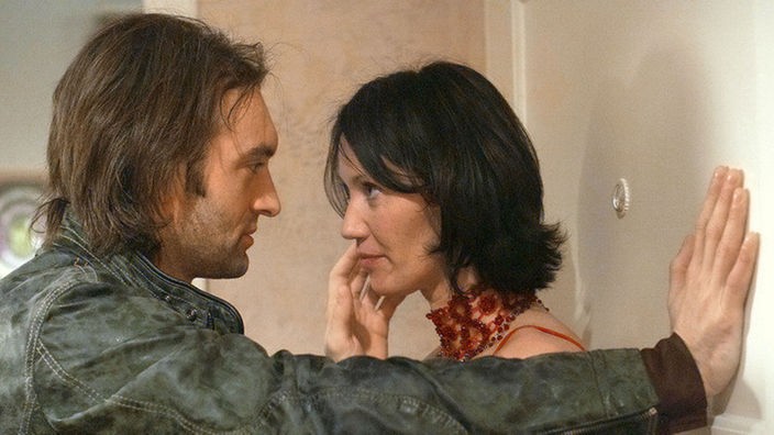 Heimliche Liebe: Urszula (Anna Nowak) und Julian (Urs Villiger) treffen sich erneut zu einem spontanen Schäferstündchen.