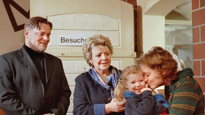Helga besucht Leas Mutter Maja (v.l.n.r.: Thorsten Münchow, Marie-Luise Marjan, Katharina Engels, Christine Stienemeier).