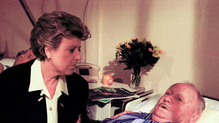 Helga (Marie-Luise Marjan) besucht Onkel Franz (Martin Rickelt) im Krankenhaus. Nach seiner Entlassung will er im Heim leben.