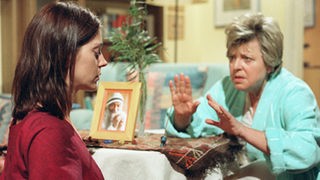 Helga (Marie-Luise Marjan) hantiert, Marion (Ulrike Tscharre) ignoriert: Mutter Beimer ist entsetzt angesichts der sektenhaften Verstrickungen ihrer Tochter.