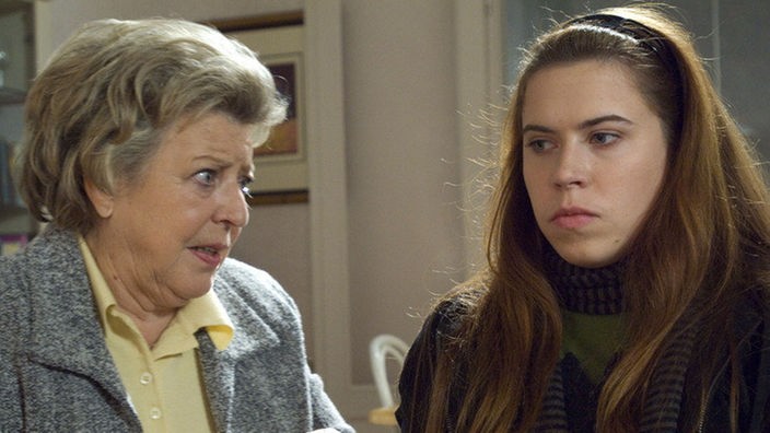 Helga (Marie-Luise Marjan, links) kann sich nicht länger zurückhalten und versucht, Sarah (Julia Stark) umzustimmen. Diese soll vor Gericht zu Gunsten ihrer Mutter aussagen.