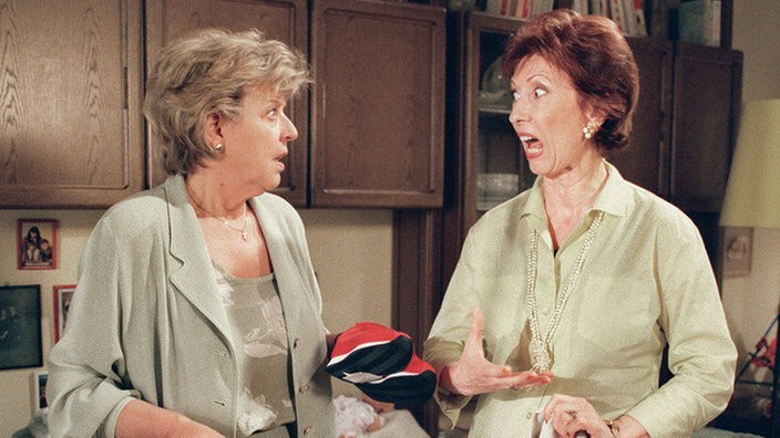 Helga (Marie-Luise Marjan, links) und Marlene (Renate Köhler) geraten in einen ernsten Streit.
