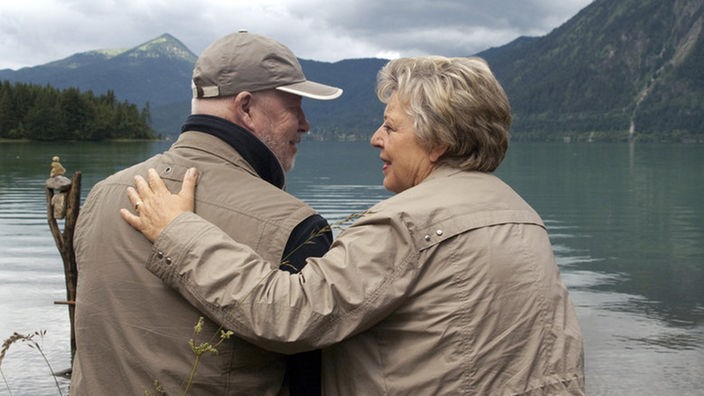 Helga (Marie-Luise Marjan) und Erich (Bill Mockridge) genießen ihren gemeinsamen Tag am See.