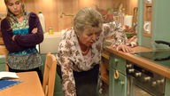 Helga schaut in den Ofen: Ihre Weihnachtsplätzchen sind mal wieder verbrannt