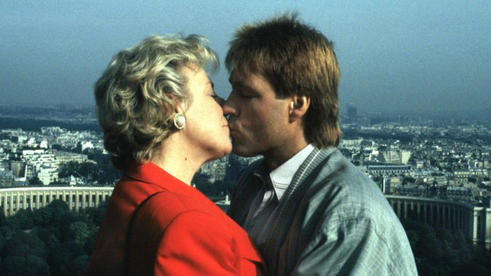 Helgas (Marie-Luise Marjan) erster Kuß mit Jan (Günter Ziegler) auf dem Eiffelturm.