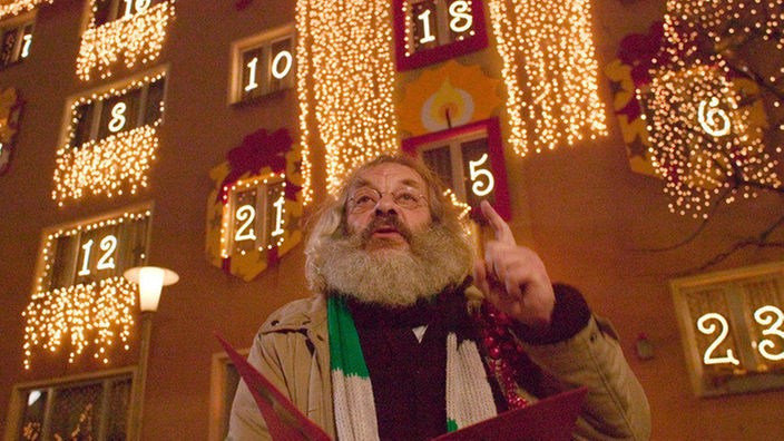 Höhepunkt im Weihnachtswettbewerb: Penner Harry (Harry Rowohlt) liest am Heiligen Abend vor dem &#8220;lebenden Adventskalender&#8221; aus der Weihnachtsgeschichte.