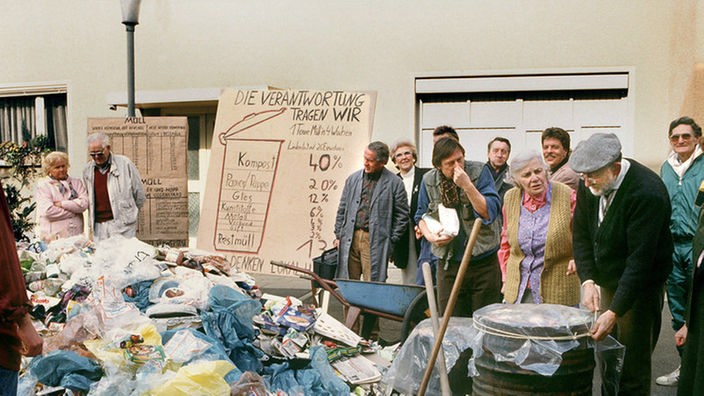 Huberts Müllsammlung auf der Lindenstraße erregt das Aufsehen von Bewohnern und Passanten (v.l: Raimund Gensel, Annemarie Wendl und Robert Zimmerling).