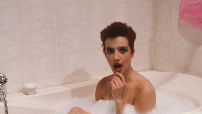 Huch! Beate (Susanne Gannott) wird beim Bad in der Wanne gestört.
