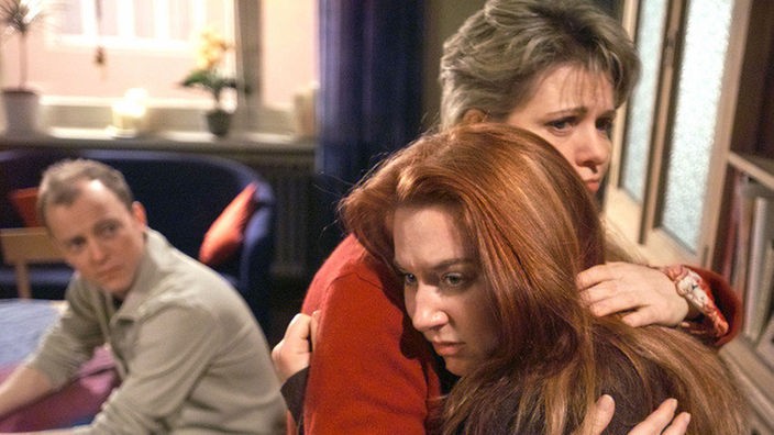 Iffi (Rebecca Siemoneit-Barum, rechts) findet Trost bei Gabi (Andrea Spatzek). Auch Jan (Philipp Brammer) sorgt sich um Nicos Verbleib.