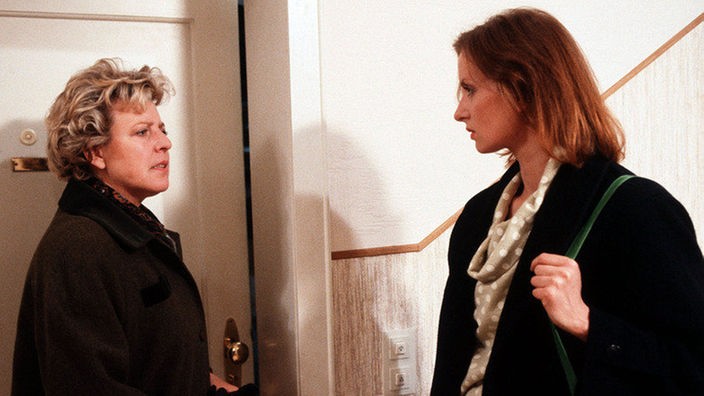 Im Hausflur trifft Anna (Irene Fischer, rechts) ausgerechnet auf Helga (Marie-Luise Marjan), die ihr vorwirft Hans mit der erneuten Schwangerschaft zu erpressen.