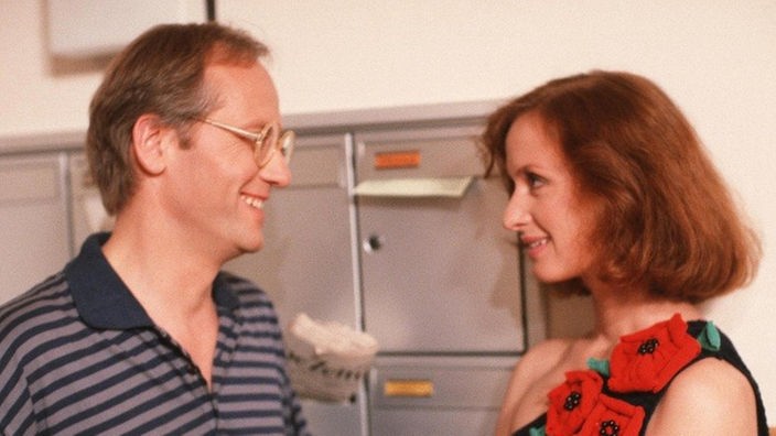 Im Treppenhaus treffen sich Anna (Irene Fischer) und Hans (Joachim Hermann Luger).