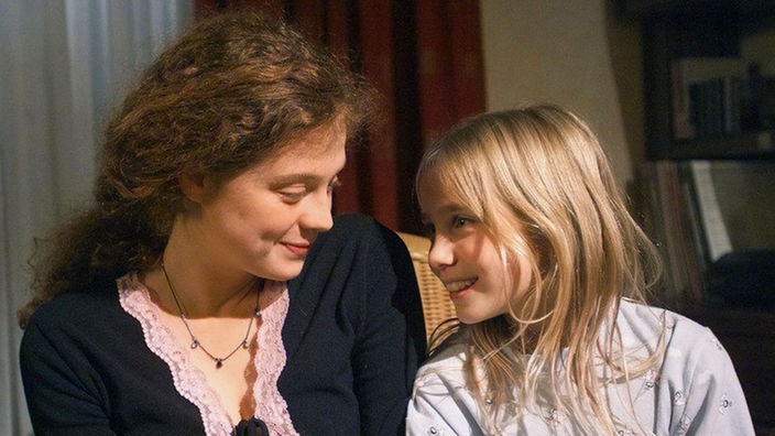 In Nastyas (Anja Antonowicz, links) Gegenwart blüht Lea (Anna Sophia Claus) regelrecht auf.