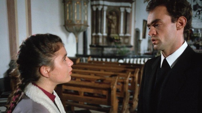 In Priester Matthias Steinbrück (Manfred Schwabe) findet Marion (Ina Bleiweiß) einen liebevollen Zuhörer.