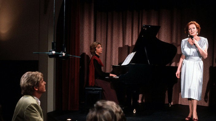 Isolde (Marianne Rogée, rechts) wird auf der "Akropolis"-Bühne von Berta (Ute Mora) am Klavier begleitet.