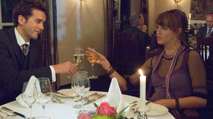 Jack (Cosima Viola) hat sich erweichen und von Roberto (Tim Knauer) zum Abendessen einladen lassen. So richtig unsympathisch findet sie den Bänker doch nicht...