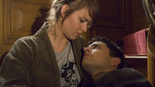 Jack (Cosima Viola) traut ihren Ohren kaum: Enzo (Toni Snetberger) erklärt in volltrunkenem Zustand, dass er in sie verknallt ist.