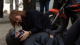 Jack findet Roberto verletzt auf der "Lindenstraße"