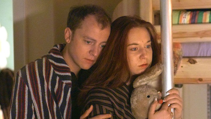 Jan (Philipp Brammer) kann Iffi (Rebecca Siemoneit-Barum) wenig trösten: Nico ist seit einer Woche spurlos verschwunden.