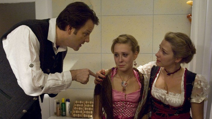 Jimi (Christian Rudolf) fühlt sich hintergangen: Weder Maria (Tanja Frehse, rechts) noch Josi (Clara Dolny) haben ihn über das Thema Brustvergrößerung informiert.
