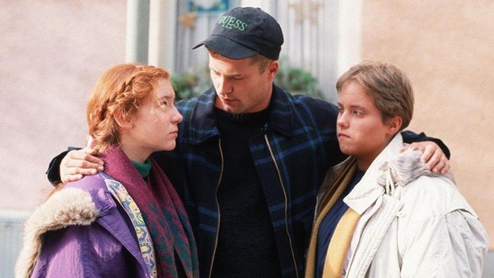 Jo (Til Schweiger) erklärt den beiden Mädels Iffi (Rebecca Siemoneit-Barum, links) und Valerie (Nadine Spruß), dass er sie verlassen wird.