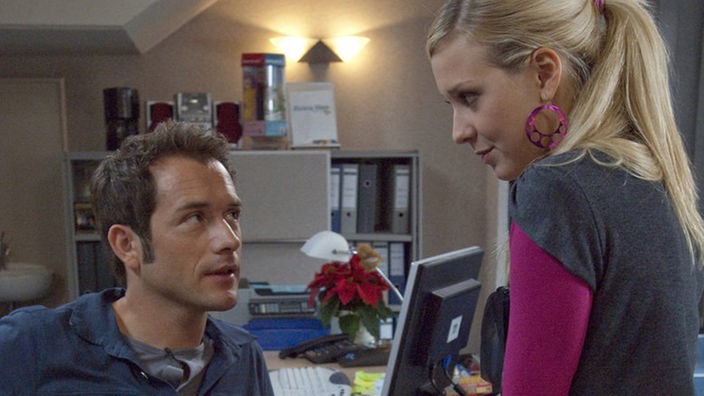 Josi (Clara Dolny) nutzt eine Arbeitspause und macht sich an Alex (Joris Gratwohl) heran.