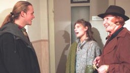 Julia trifft Klaus (Moritz A. Sachs mit Anna Teluren, rechts)  zum erstem Mal - und die Flirterei beginnt.