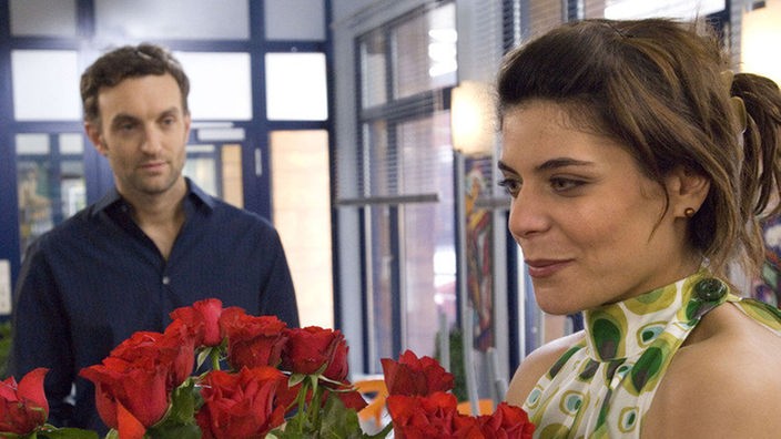 Julian (Urs Villiger) geht aufs Ganze und verwöhnt Marcella (Sara Turchetto) mit Rosen und einem opulenten Mahl.