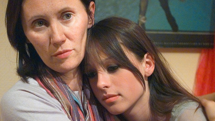 Kampf dem Stalker: Urszula (Anna Nowak, links) hat beschlossen, dass Irina (Karolin Dubberstein) für einige Wochen zu Urszulas Mutter nach Polen fährt.