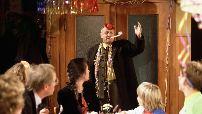Kein gern gesehener Gast: Onkel Franz (Martin Rickelt) sucht die Silvesterfeier im "Akropolis" heim.