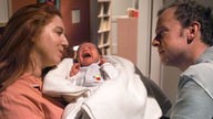 Keine schwere Geburt: Iffi (Rebecca Siemoneit-Barum) und Jan (Philipp Brammer) freuen sich über die Geburt von Antonia.